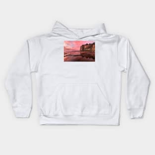 Pink reflections and sky at the skillion at terrigal on nsw central coast Kids Hoodie